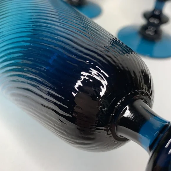 Set of 4 amazing deep blue swirl glass ice tea glasses / beer pilsners - Picture 9 of 10